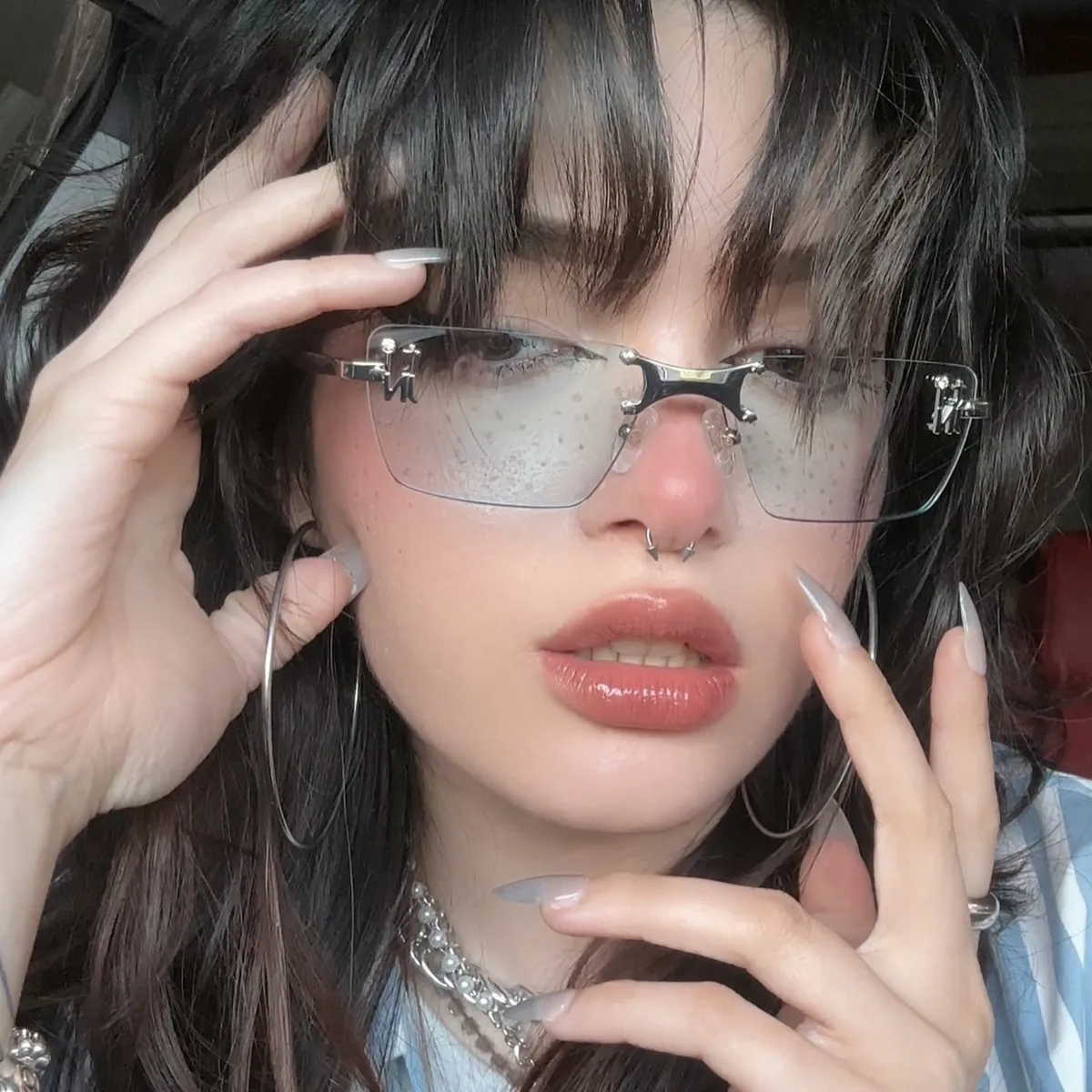 エンブレマティックS 01カラーティントブルーライトグラスは、ブルー