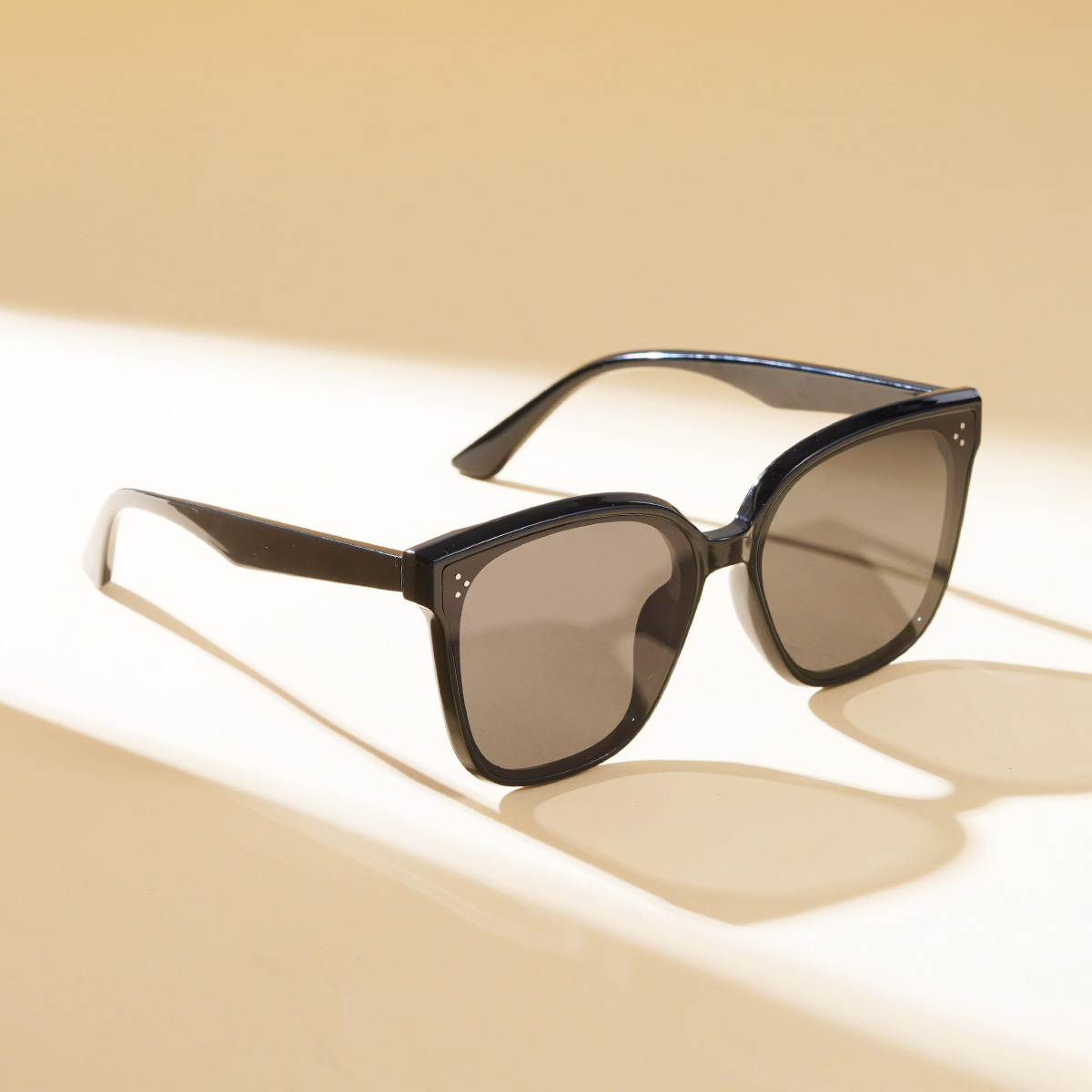 Maja sunglasses in Black | Sunwear | TIJN Maja sunglasses in Black | Sunwear | TIJN