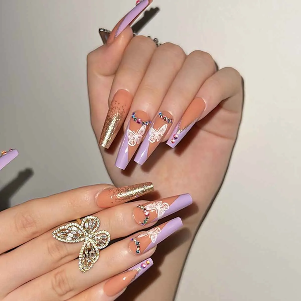 Lilac Purple Manicure Stock Photo - Download Image Now - Nail Art,  Fingernail, Purple - iStock